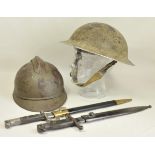 4.1.) Uniformen / KopfbedeckungenFrankreich / Großbritannien: Je Stahlhelm und Bajonett.1.)