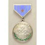 2.2.) WeltMongolei: Freundschafts-Medaille.Silber, teilweise emailliert, gravierte Matrikelnummer