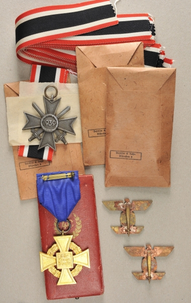 1.2.) Deutsches Reich (1933-45)Drei Kriegsverdienstkreuze, 2. Klasse mit Schwertern, in Tüte - u.a. - Image 2 of 2