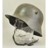 4.1.) Uniformen / KopfbedeckungenStahlhelm M16.Stahlglocke, Reste des Innenfutters, der Kinnriemen