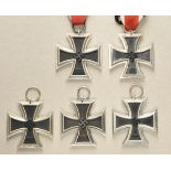 1.2.) Deutsches Reich (1933-45)Fünf Eisernes Kreuze, 1939, 2. Klasse.Teils mit Hersteller.Zustand: