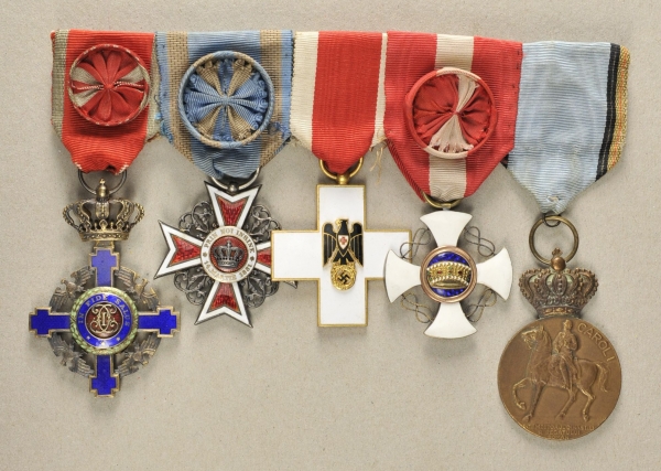 2.1.) EuropaRumänien: Große Ordenschnalle mit fünf Auszeichnungen eines Offiziers.1.) Orden des