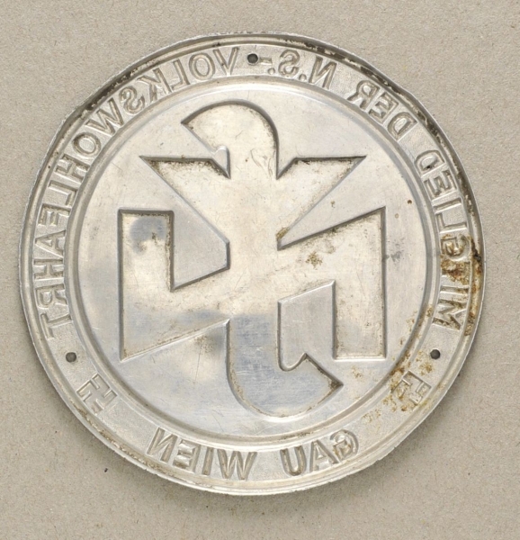 1.2.) Deutsches Reich (1933-45)Mitgliedsplakette der N.S. - Volkswohlfahrt Gau Wien.Hohl geprägt, - Image 2 of 2