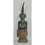 7.2.) Ethnologica  Magische weibliche Figur "nkisi", Songye (D. R. Kongo)  Höhe 56,5 cm. Helles