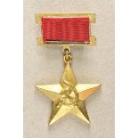 2.1.) EuropaAlbanien: Orden "Held der sozialistischen Arbeit".Buntmetall vergoldet, an Tragespange