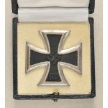 1.2.) Deutsches Reich (1933-45)Eisernes Kreuz, 1939, 1. Klasse, im Etui.Geschwärzter Eisenkern,