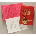 2.2.) WeltChina: Medaille der Sino-Sowjetischen Freundschaft, im Etui mit Urkunde.Bronze