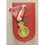 2.1.) EuropaÖsterreich: Signum-Laudis Medaille, in Bronze, mit Schwertern, im Etui.Bronze vergoldet,