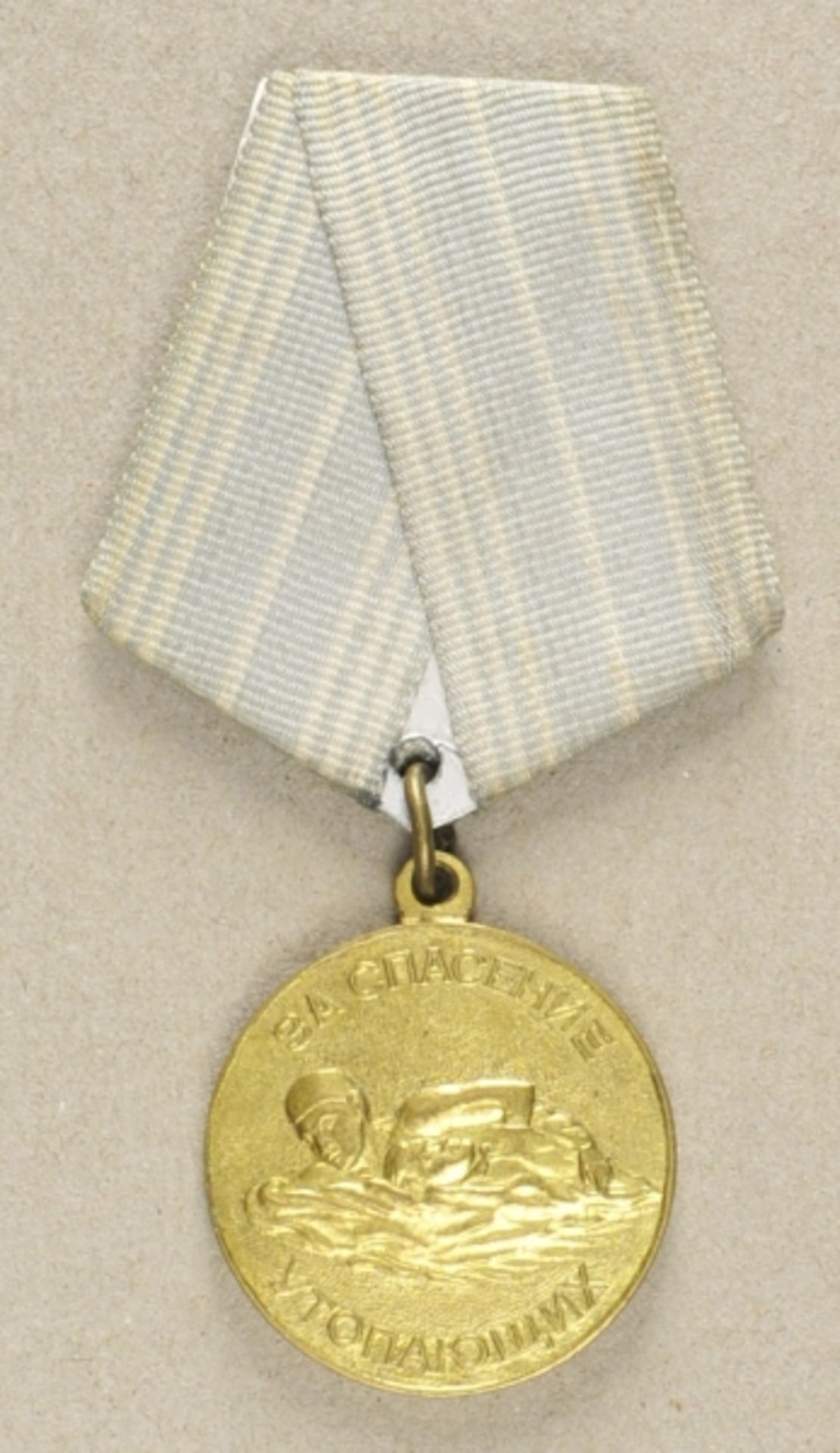 2.2.) WeltSowjetunion: Medaille für die Errettung Ertrinkender.Vergoldet, an Pentagonalspange.