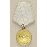 2.2.) WeltSowjetunion: Medaille für die Errettung Ertrinkender.Vergoldet, an Pentagonalspange.