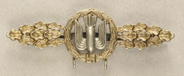 1.2.) Deutsches Reich (1933-45)Frontflugspange für Kampfflieger, in Gold.Buntmetall vergoldet,