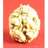 7.2.) EthnologicaTierkreiszeichen (Zodiak-) Kugel, Netsuke, Japan.Bein, sehr detailliert geschnitzt,