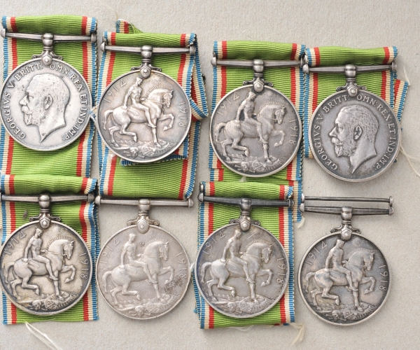 8.1) NachtragGroßbritannien: Acht War Medals - 1914/18.Jeweils mit Randstempelung.Zustand: - Image 2 of 2