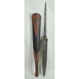 7.2.) EthnologicaSpeerspitze/Schwertmesser, IndonesienLänge 47 cm. Klinge aus Rasenerz, Holzscheide.