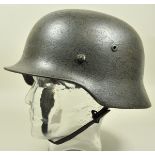 4.1.) Uniformen / KopfbedeckungenStahlhelm M40.Glocke überlackiert, darunter Originallack, SE68