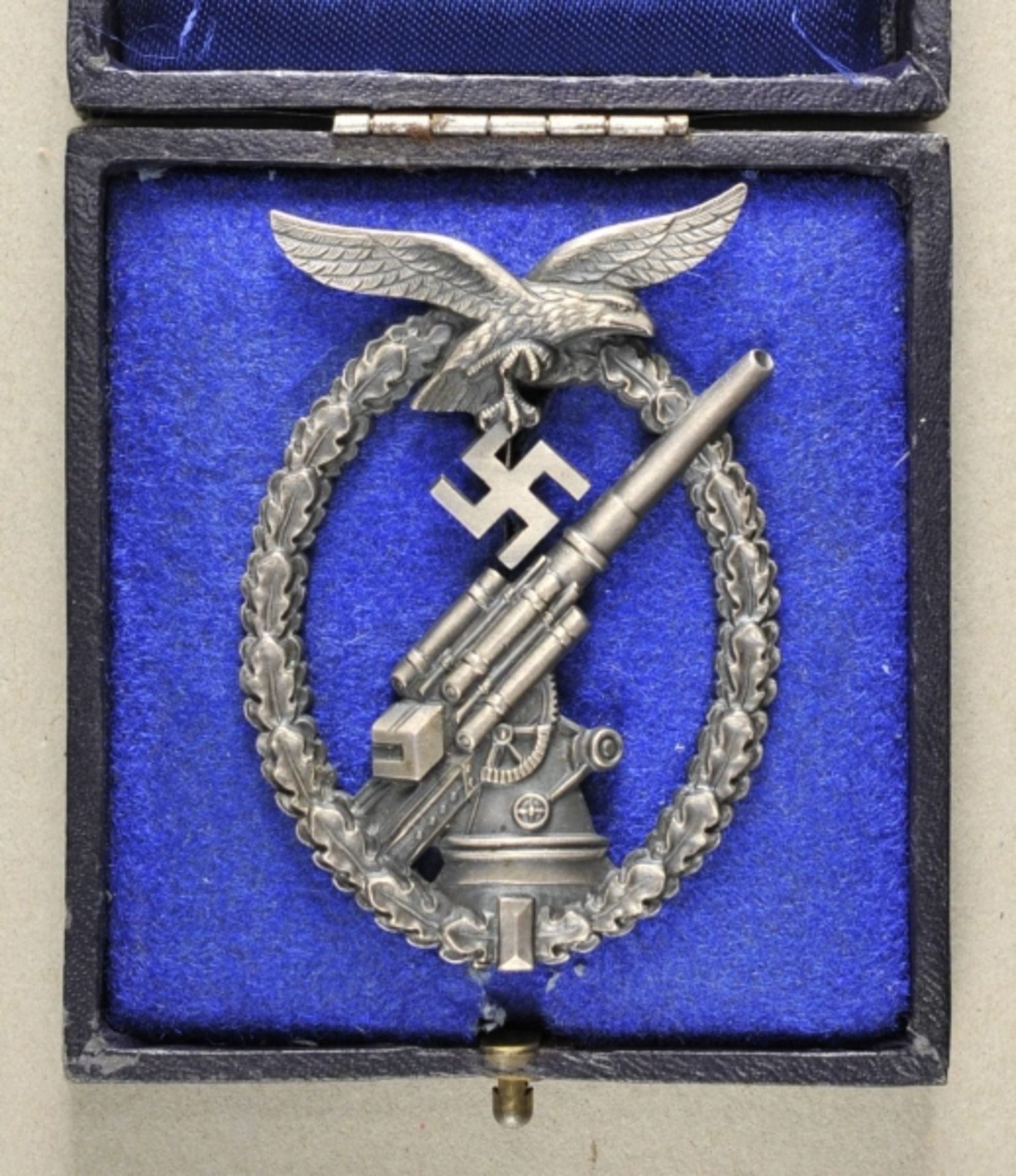 1.2.) Deutsches Reich (1933-45)Flakkampfabzeichen, im Etui.Buntmetall versilbert, der Adler