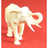 7.2.) EthnologicaAfrikanischer Elefant.Bein, sehr detailliert geschnitzt. Ca. 10 cm.Zustand: