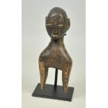 7.2.) EthnologicaAnthropomorpher Webrollenhalter, Lobi (Burkina Faso)Höhe 17 cm, gekrönt mit schön