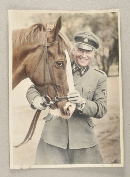 3.2.) Fotos / PostkartenSS-Obersturmführer mit Pferd.Koloriertes Foto, Kniestück in Uniform mit