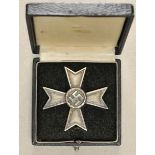 1.2.) Deutsches Reich (1933-45)Kriegsverdienstkreuz, 1. Klasse, im Etui.Buntmetall versilbert,