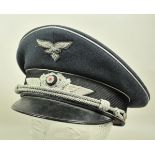 4.1.) Uniformen / KopfbedeckungenSchirmmütze für Offiziere der Luftwaffe.Blaues Tuch, schwarzer