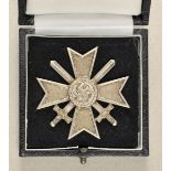 1.2.) Deutsches Reich (1933-45)Kriegsverdienstkreuz, 1. Klasse, mit Schwertern, im Etui.Buntmetall