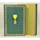 6.1.) LiteraturLa Médaille Militaire.Ledereinband mit aufgelegter Auszeichnung, im Schuber,