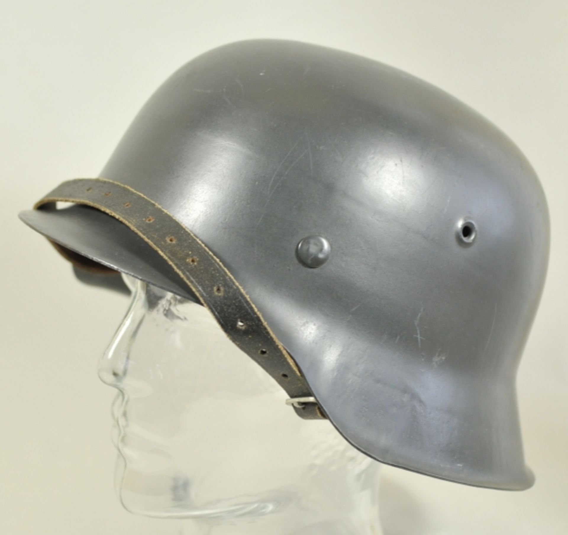 4.1.) Uniformen / KopfbedeckungenLuftwaffe: Stahlhelm M44.Glocke in schönem Zustand, gepunzt CL68