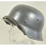 4.1.) Uniformen / KopfbedeckungenLuftwaffe: Stahlhelm M44.Glocke in schönem Zustand, gepunzt CL68