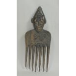 7.2.) EthnologicaAnthropomorpher Kamm, Chokwe (D. R. Kongo)Höhe 18,5 cm. 7-zinkiger Kamm, bekrönt