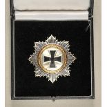 1.3.) Bundesrepublik Deutschland und DDRDeutsches Kreuz, in Gold, 1957, im Etui.Vergoldet,