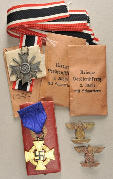 1.2.) Deutsches Reich (1933-45)Drei Kriegsverdienstkreuze, 2. Klasse mit Schwertern, in Tüte - u.a.