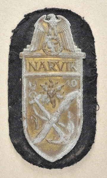 1.2.) Deutsches Reich (1933-45)Narvik-Schild, in Gold.Zink, Reste der Vergoldung,