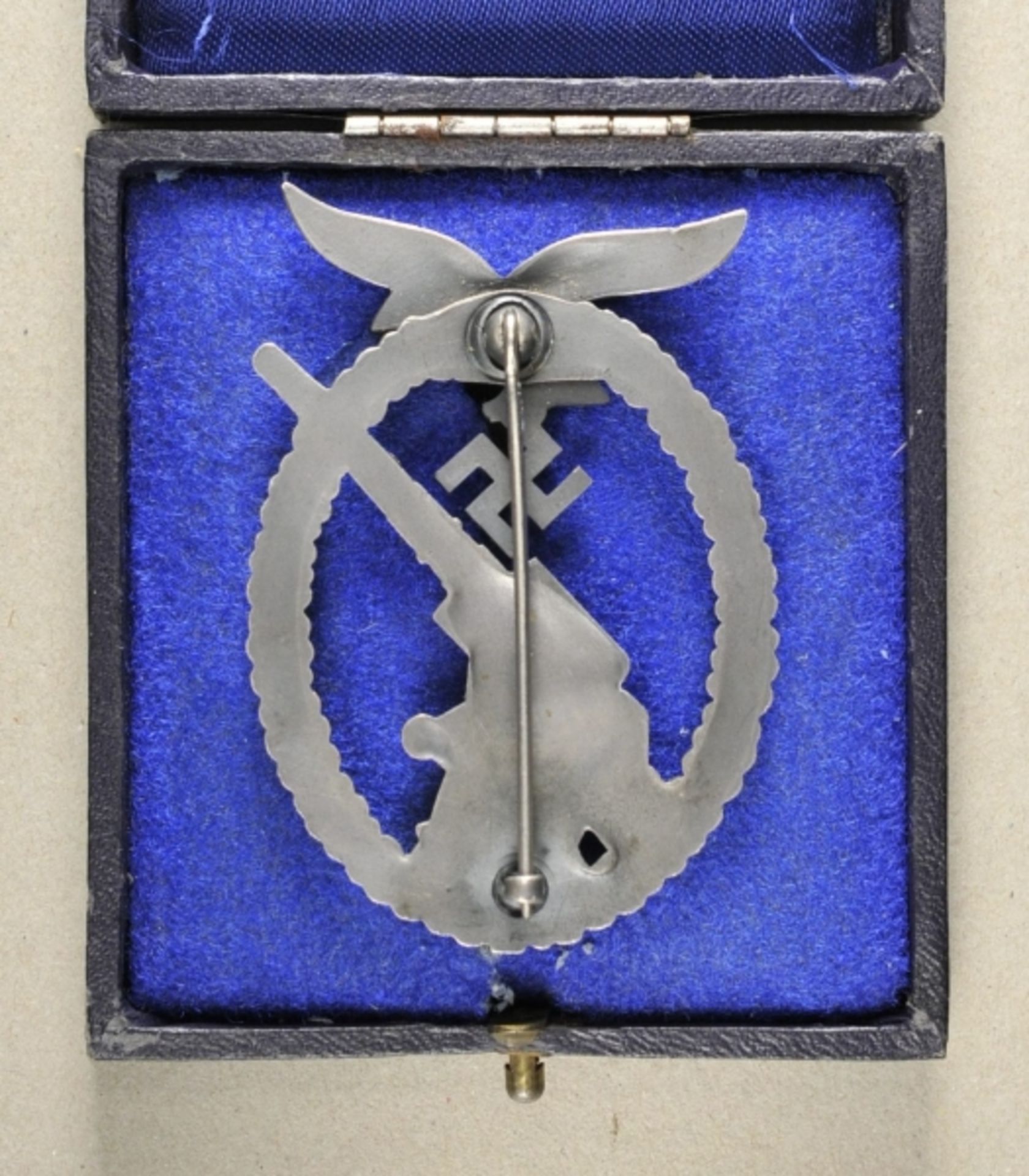 1.2.) Deutsches Reich (1933-45)Flakkampfabzeichen, im Etui.Buntmetall versilbert, der Adler - Image 2 of 3