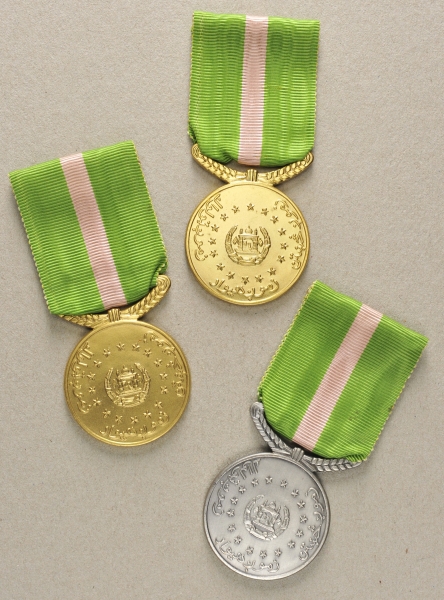 2.2.) WeltAfghanistan: Drei Reshtin-Medaillen (Treue Medaillen).Zwei goldene, eine silberne; je am
