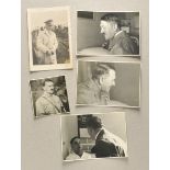 3.2.) Fotos / PostkartenFünf Privataufnahmen des Führers Adolf Hitler.Teils rückseitug beschriftet.