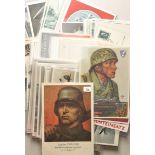 3.2.) Fotos / PostkartenSammlung von über fünfzig Propaganda-Postkarten.Diverse, teils gelaufen,