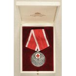 2.1.) EuropaDänemark: Rot-Kreuz Medaille, im Etui.Silber, teilweise emailliert, am