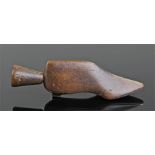 George III fruit wood pipe tamper, modelled as a shoe with tamper to the heel, 7cm long