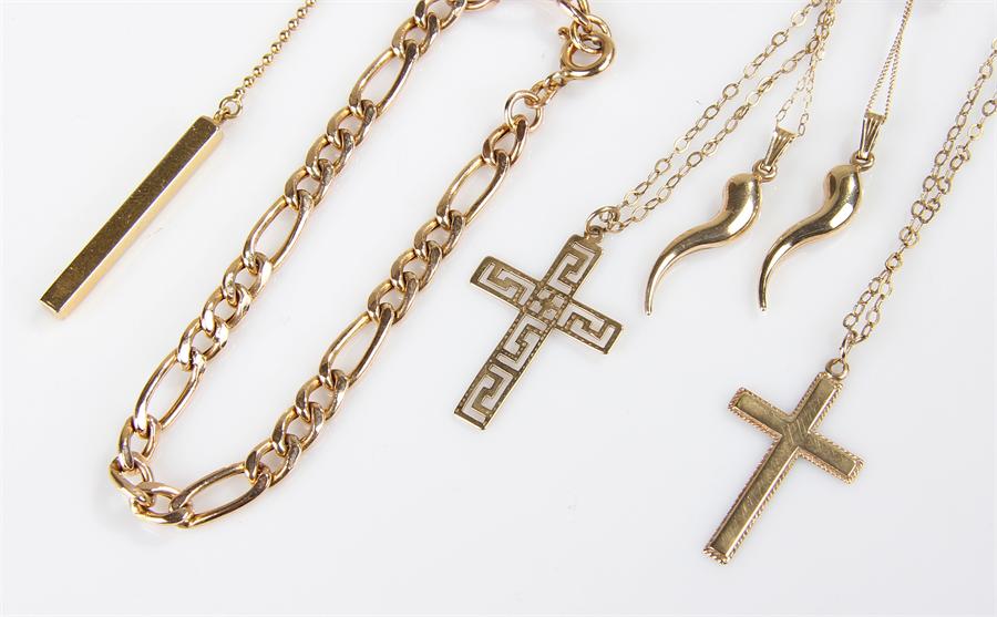 9 carat gold jewellery, to include chains, two crosses, horn pendants, gross weight 13.5 grams - Image 2 of 2