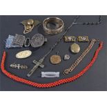 Mixed 19th Century and later jewellery, to include chains, brooches, coral, pendants, (qty)