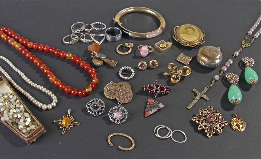 Mixed jewellery, to include stone set necklaces, bracelet, sovereign case, string of pearls with - Image 2 of 2