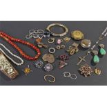 Mixed jewellery, to include stone set necklaces, bracelet, sovereign case, string of pearls with