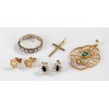 Mixed gold jewellery, to include a 9 carat gold pendant, with green stone and pearl, 9 carat gold