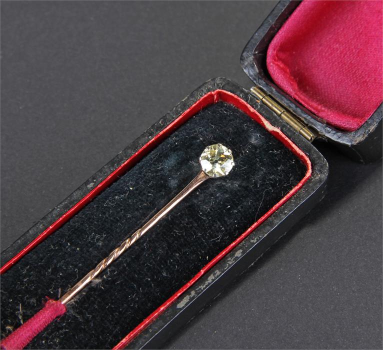 Single diamond set stick pin, the single diamond at approximately 0.80 carat, raised on a gold pin - Image 5 of 10