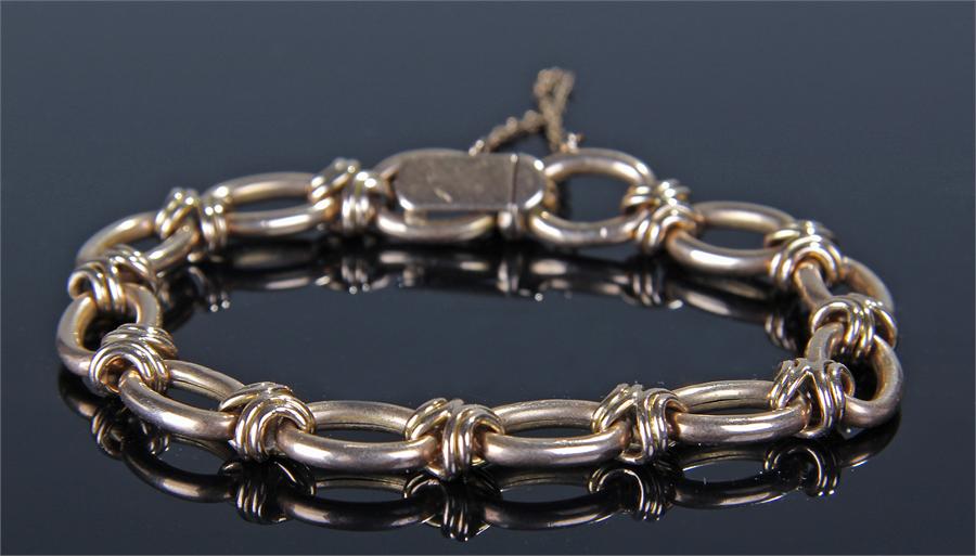 Yellow metal bracelet, with oval and cross links,