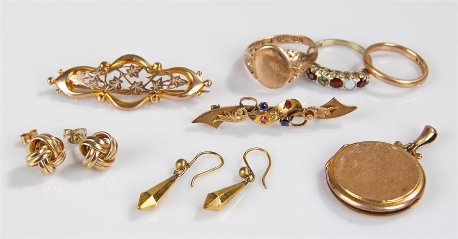 Mixed gold jewellery, to include 9 carat gold broo