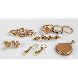 Mixed gold jewellery, to include 9 carat gold broo