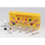 Dinky Toys, 771 International road signs comprisin