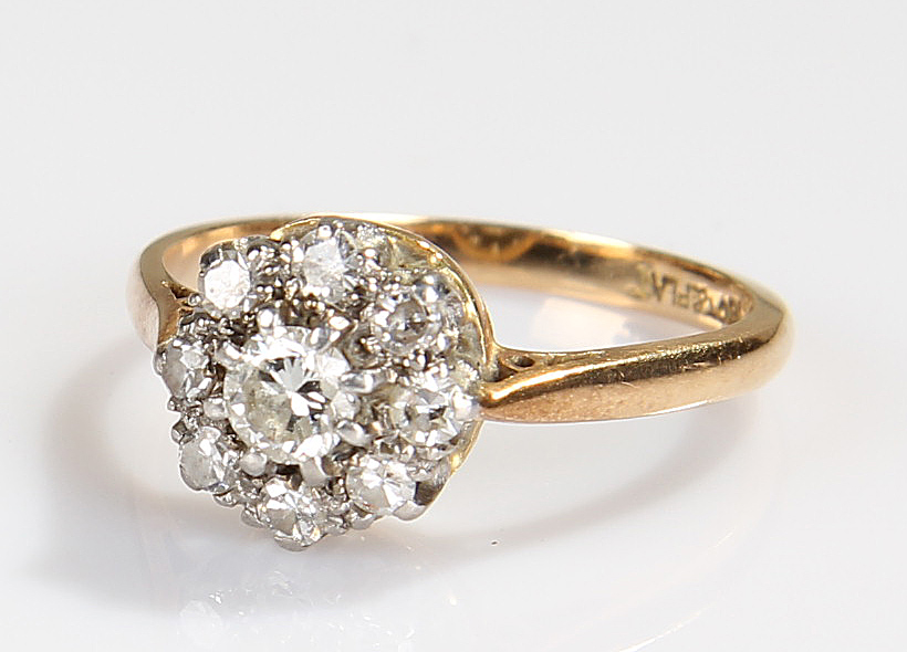 18 carat gold and diamond cluster ring, with a cen - Image 2 of 2